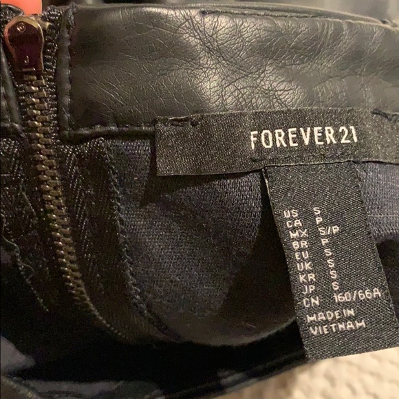 Forever 21 faux leather mini skirt - Picture 3 of 3